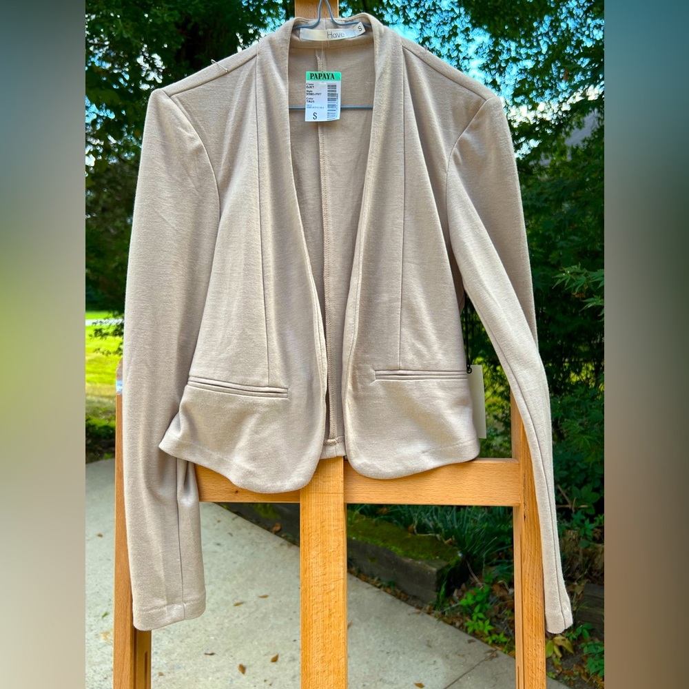 Cropped jacket with long sleeves and mock pockets. Small, khaki